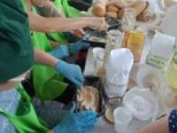 Na zdjęciu dzieci napełniają formy ciastem chlebowym
