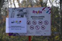 tablica informacyjna o współfinansowaniu projektu umieszczona na regulaminie placu zabaw